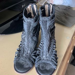 Freebird Bela distressed black size 10